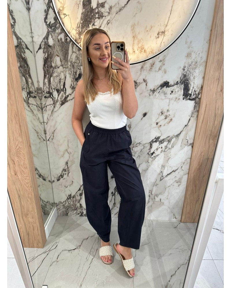 Spodnie banany bawełniane z przeszyciem By o la la...! granatowe