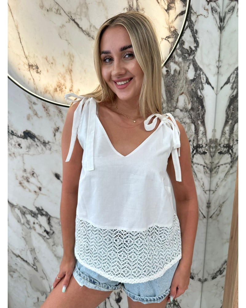 Bluzka z wiązanymi ramionami i ażurowym dołem By o la la...! biała
