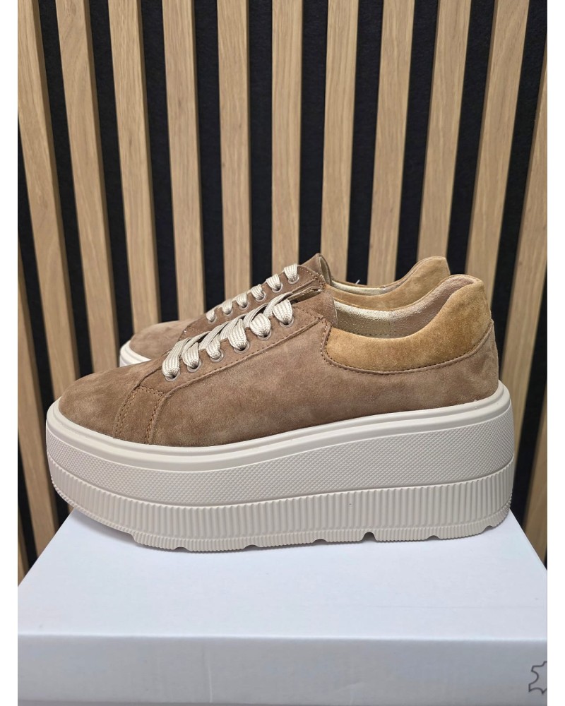 Sneakersy zamszowe kamelowe z beżem